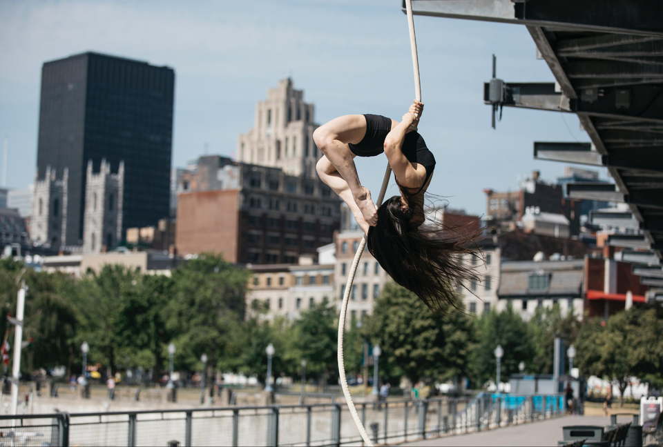Outdoor photoshoot with female rope artist - grip strength 