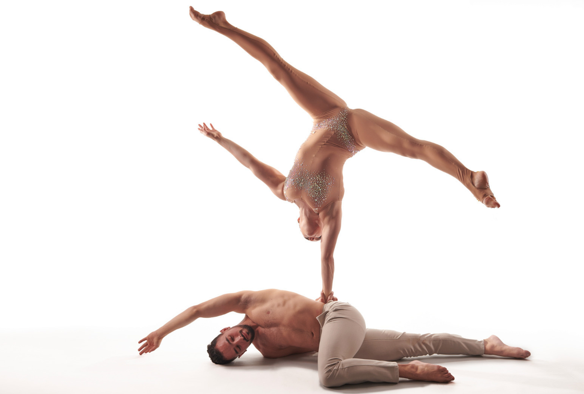 Studio photoshoot with acrobatic duo - one arm handstand - grip aid by AcroGrip liquid chalk
