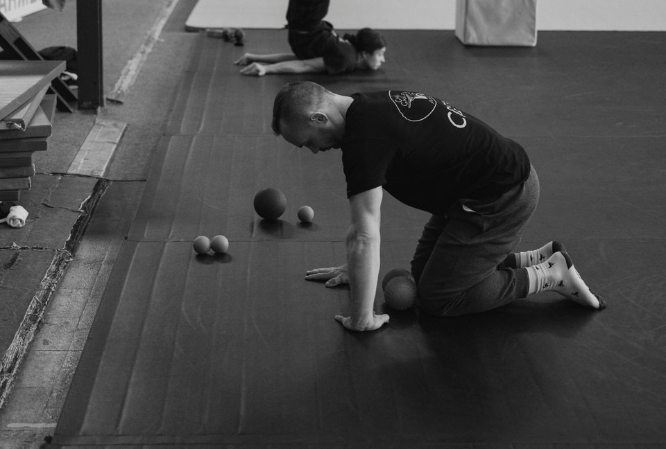 Acrobat warming up hand grip - AcroGrip liquid chalk grip strength program