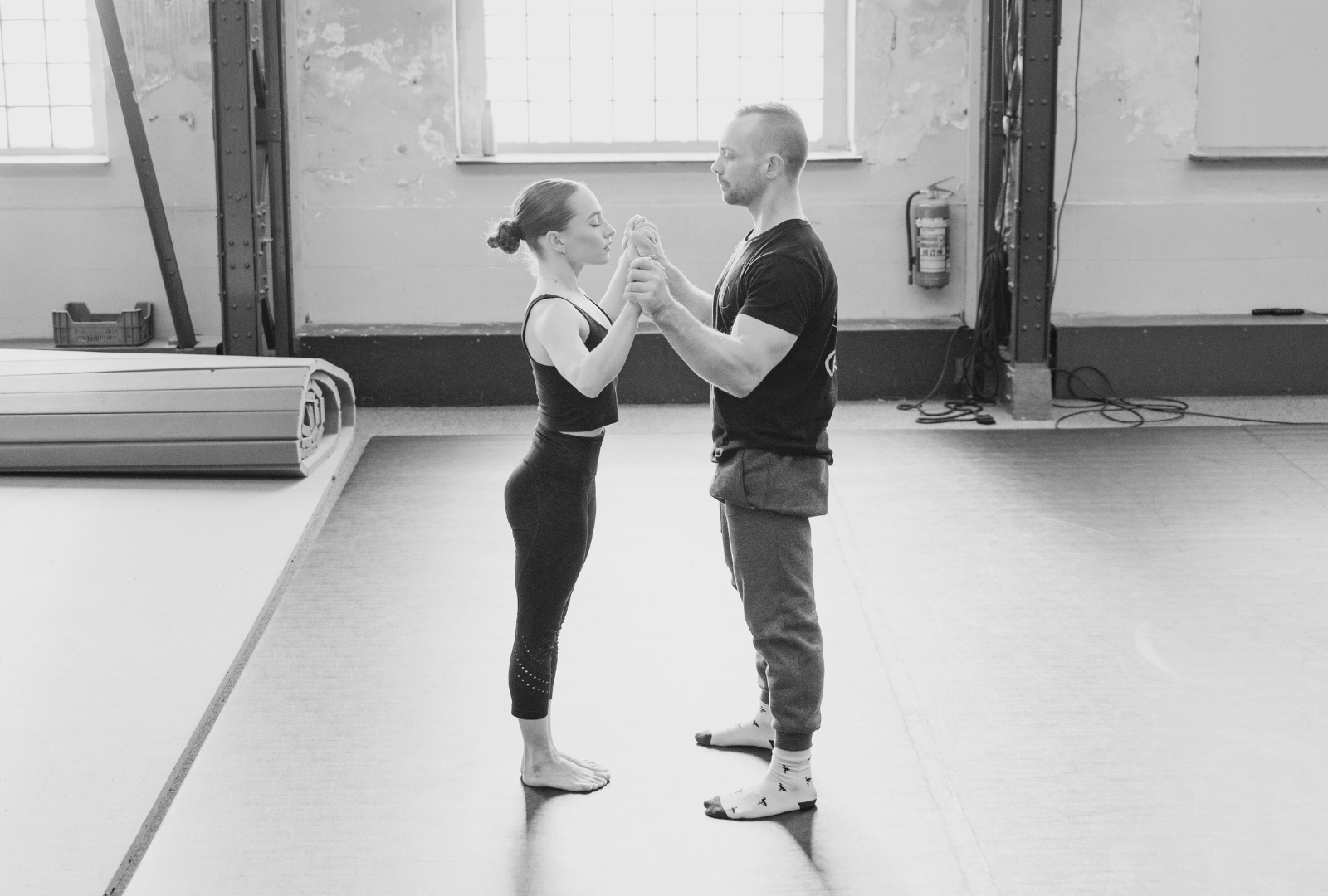 Acrobats training - hand to hand grip by AcroGrip liquid chalk